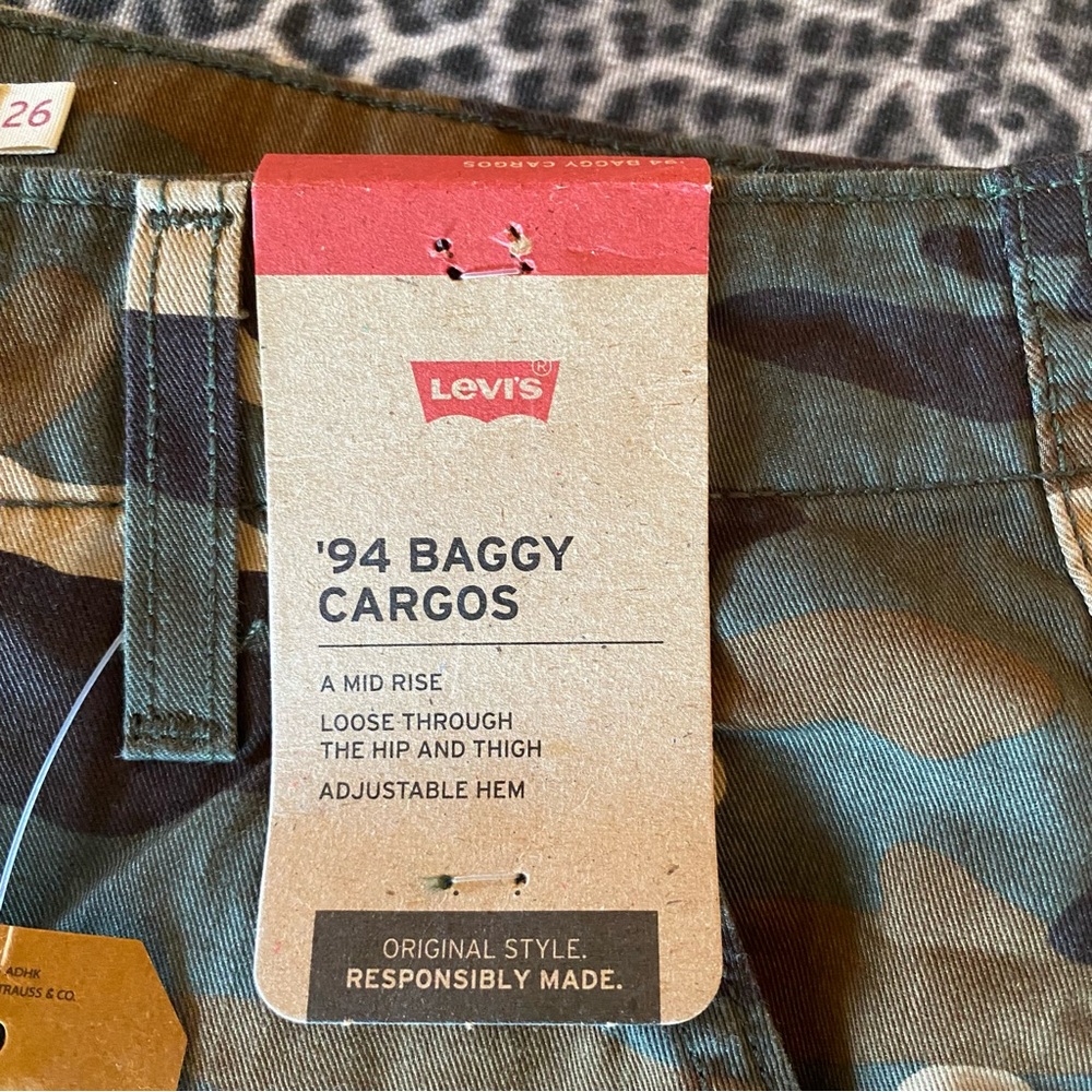 Levi's Mid-Rise '94 Baggy Cargo
Wide Leg Jeans - Green Emily Camo NWT - Picture 6 of 9